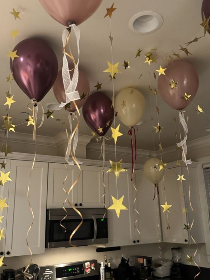 Décoration d'anniversaire, ballons et guirlandes dorées