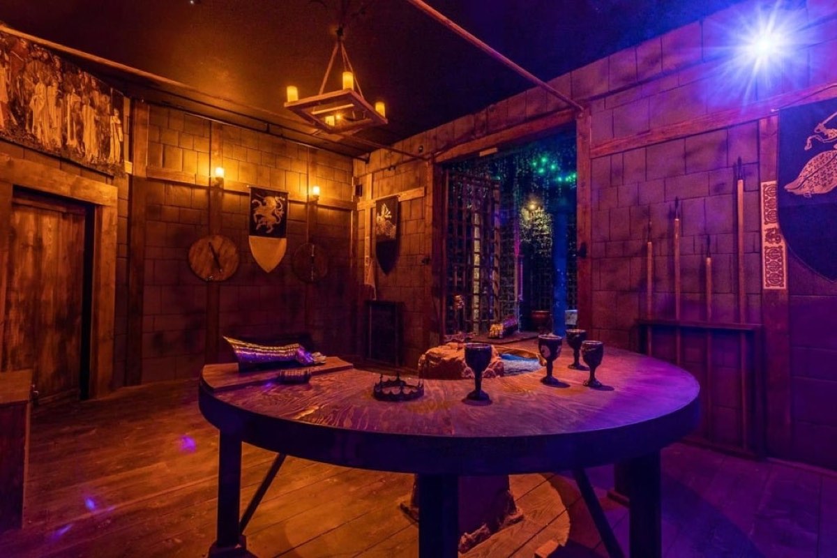 Décor de banquet médiéval installé pour une enquête Maskey