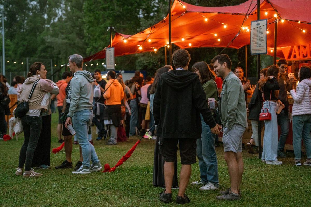 Événement culturel en extérieur, grand rassemblement